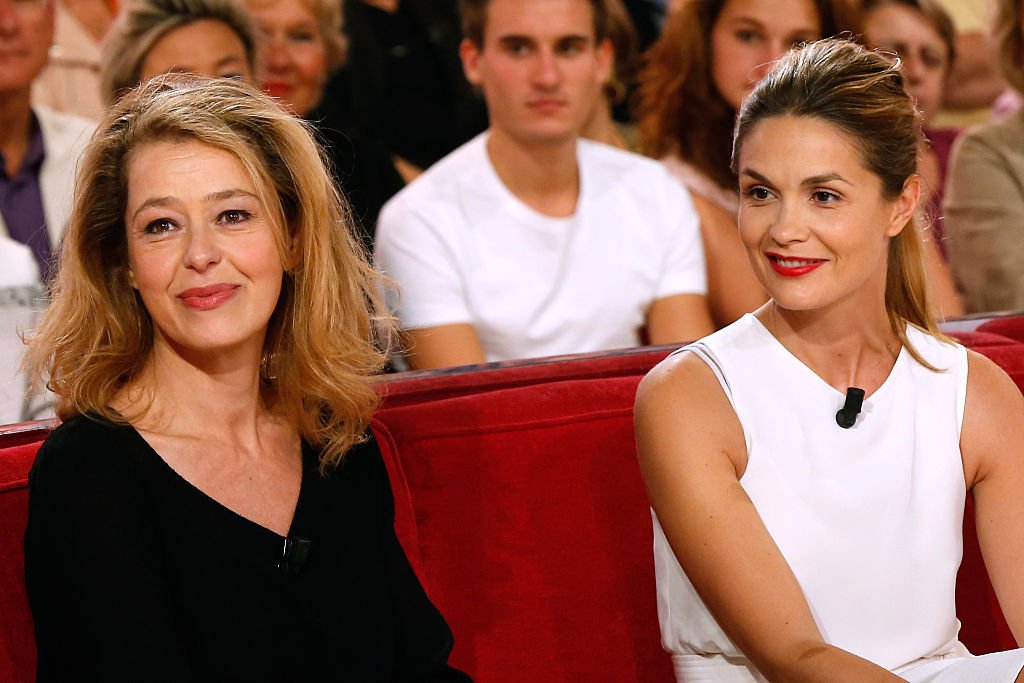 Les actrices Charlotte Kady et Barbara Schulz présentent la pièce de théâtre "King Kong Theorie" lors de l'émission de télévision française "Vivement Dimanche" au Pavillon Gabriel le 24 septembre 2014 à Paris, France. | Photo : Getty Images