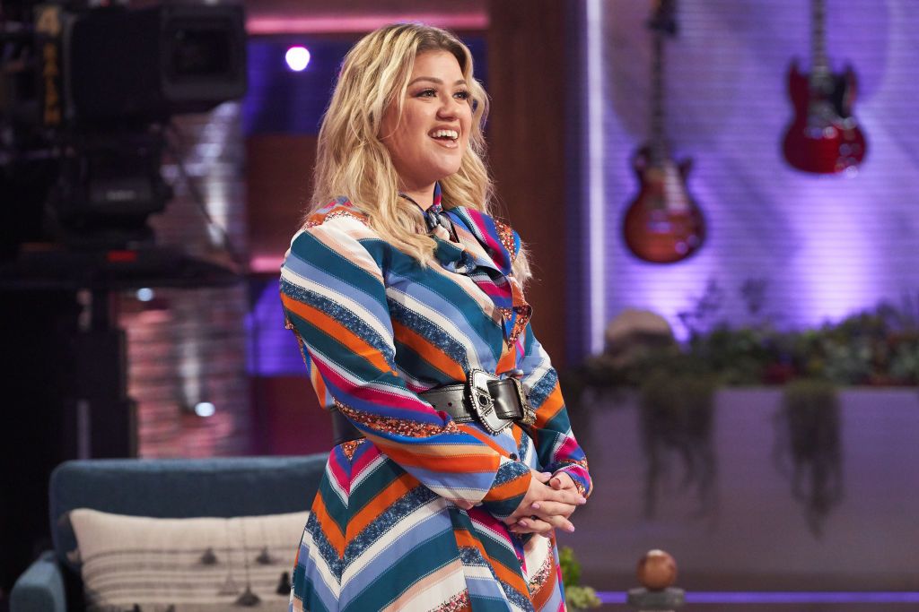 Kelly Clarkson on the set of season 1 of "The Kelly Clarkson Show" on March 04, 2020 | Photo: Adam Christopher/NBCUniversal/Getty Images