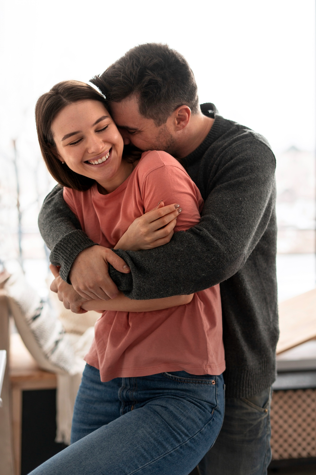 A man hugging a woman | Source: Freepik