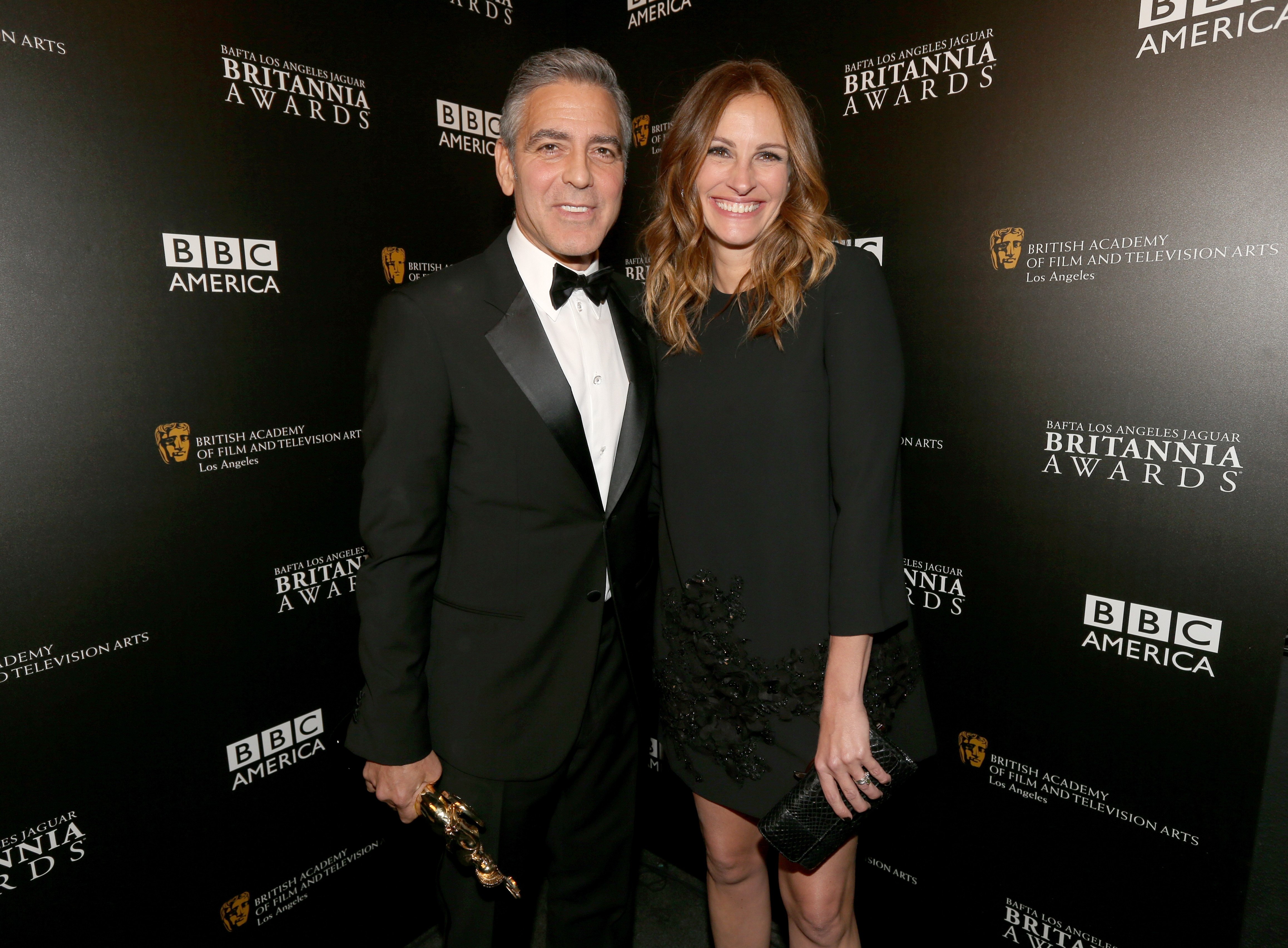 El cineasta George Clooney (L) y la actriz Julia Roberts asisten a los Premios BAFTA LA Jaguar Britannia 2013 presentados por BBC America en The Beverly Hilton Hotel el 9 de noviembre de 2013 en Beverly Hills, California. | Foto: Getty Images