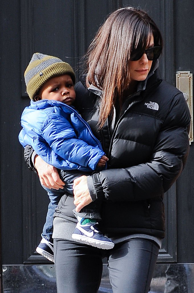 Sandra Bullock y su hijo, Louis Bullock, saliendo de su casa del Soho el 20 de enero de 2011 en Nueva York. | Foto: Getty Images