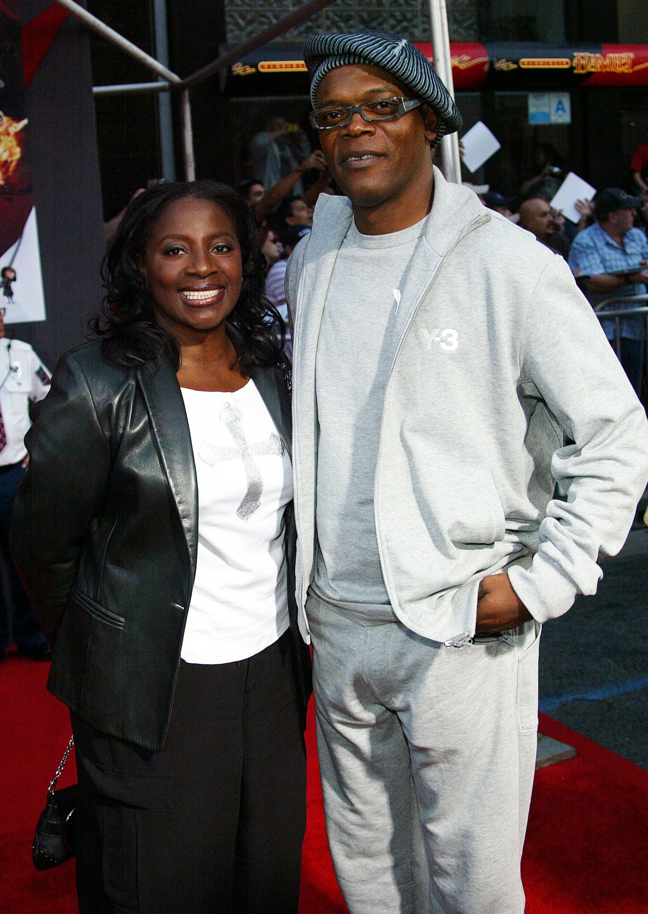 Samuel L. Jackson und seine Frau LaTanya Richardson bei der Filmpremiere von "The Incredibles" in Hollywood, Kalifornien 2004 | Quelle: Getty Images