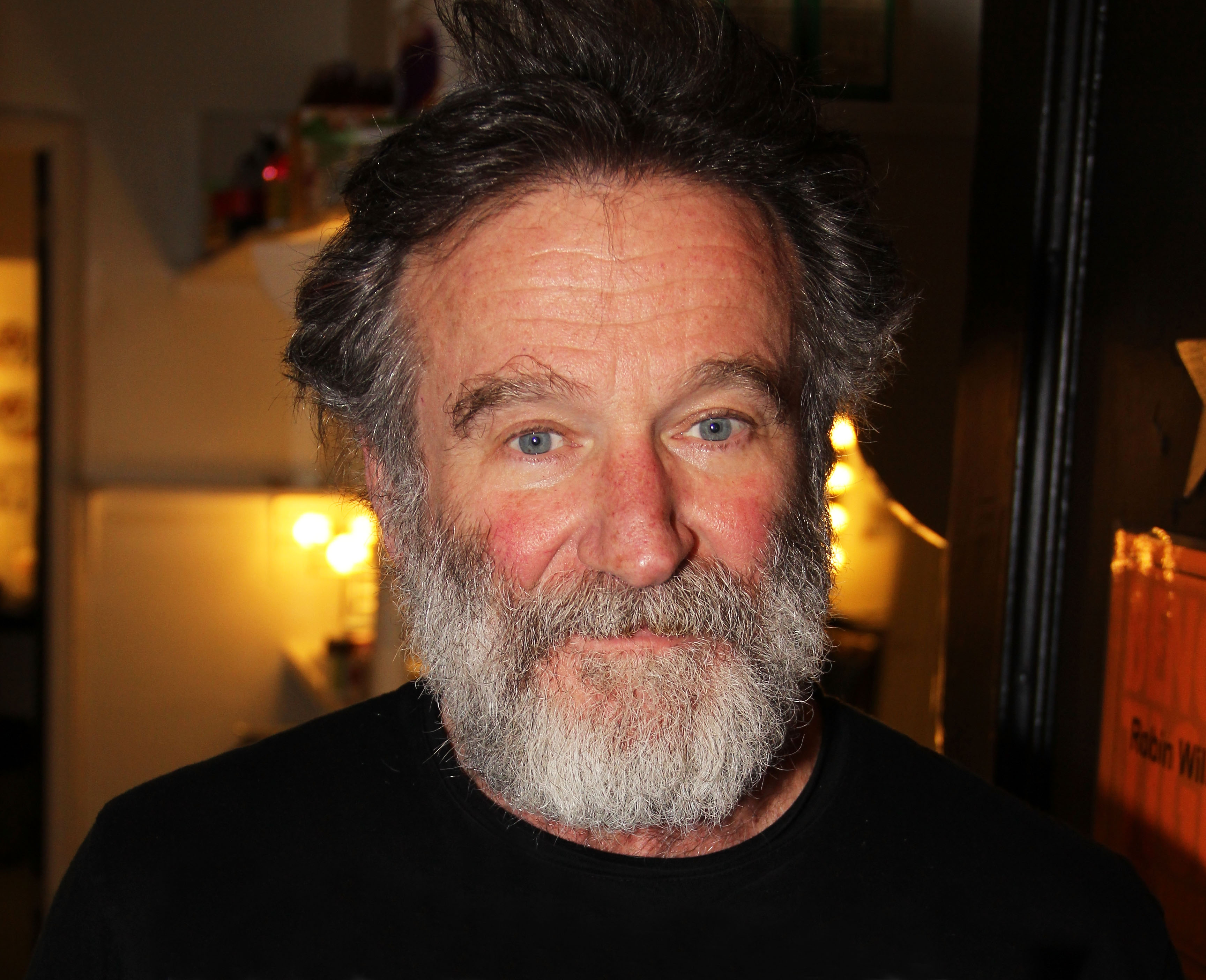 Robin Williams poses backstage at the new play "Bengal Tiger at the Baghdad Zoo" at The Richard Rogers Theater on March 29, 2011 in New York City | Source: Getty Images