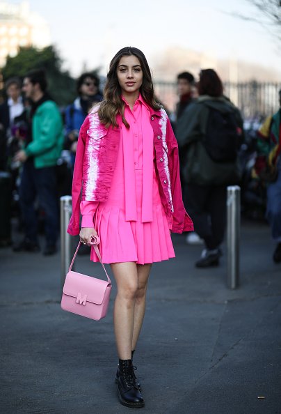 L'invité de la Fashion Week est vu portant un look complet avant le MSGM pendant la Fashion Week. |Photo : Getty Images