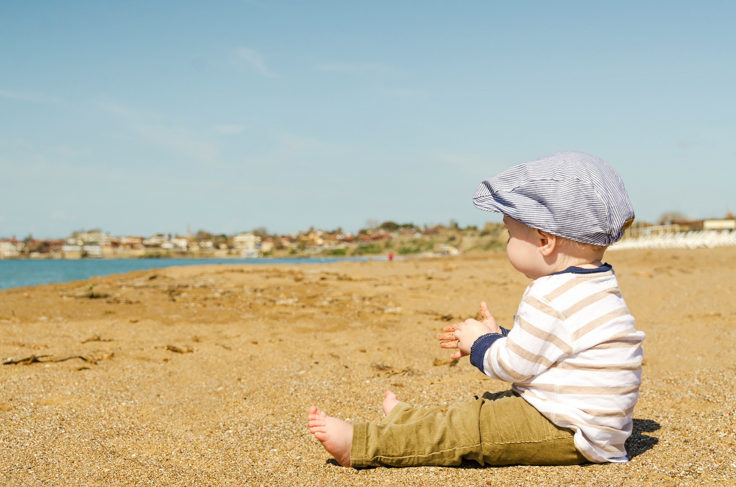 A baby boy sitting at the beach | Source: Pexels