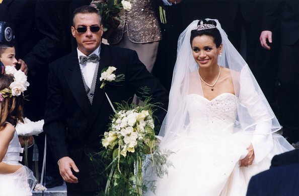 Jean-Claude Van Damme et Gladys Portugues à Knokke-Le le 26 juin 1999 | Photo : Getty Images