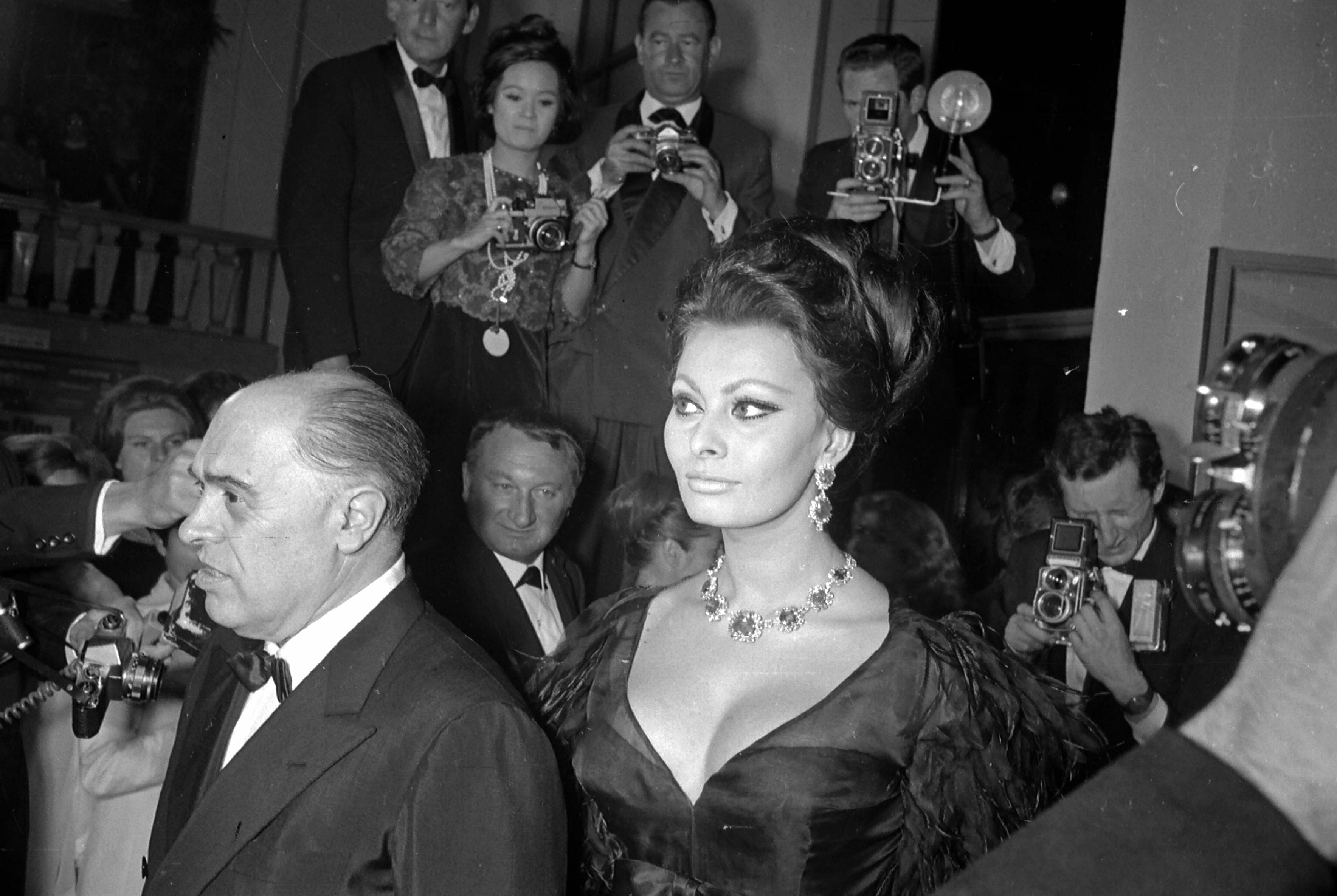 Carlo Ponti, italienischer Filmproduzent und Sophia Loren, italienische Schauspielerin, seine Frau während der Festspiele von Cannes, 1966. | Quelle: Getty Images