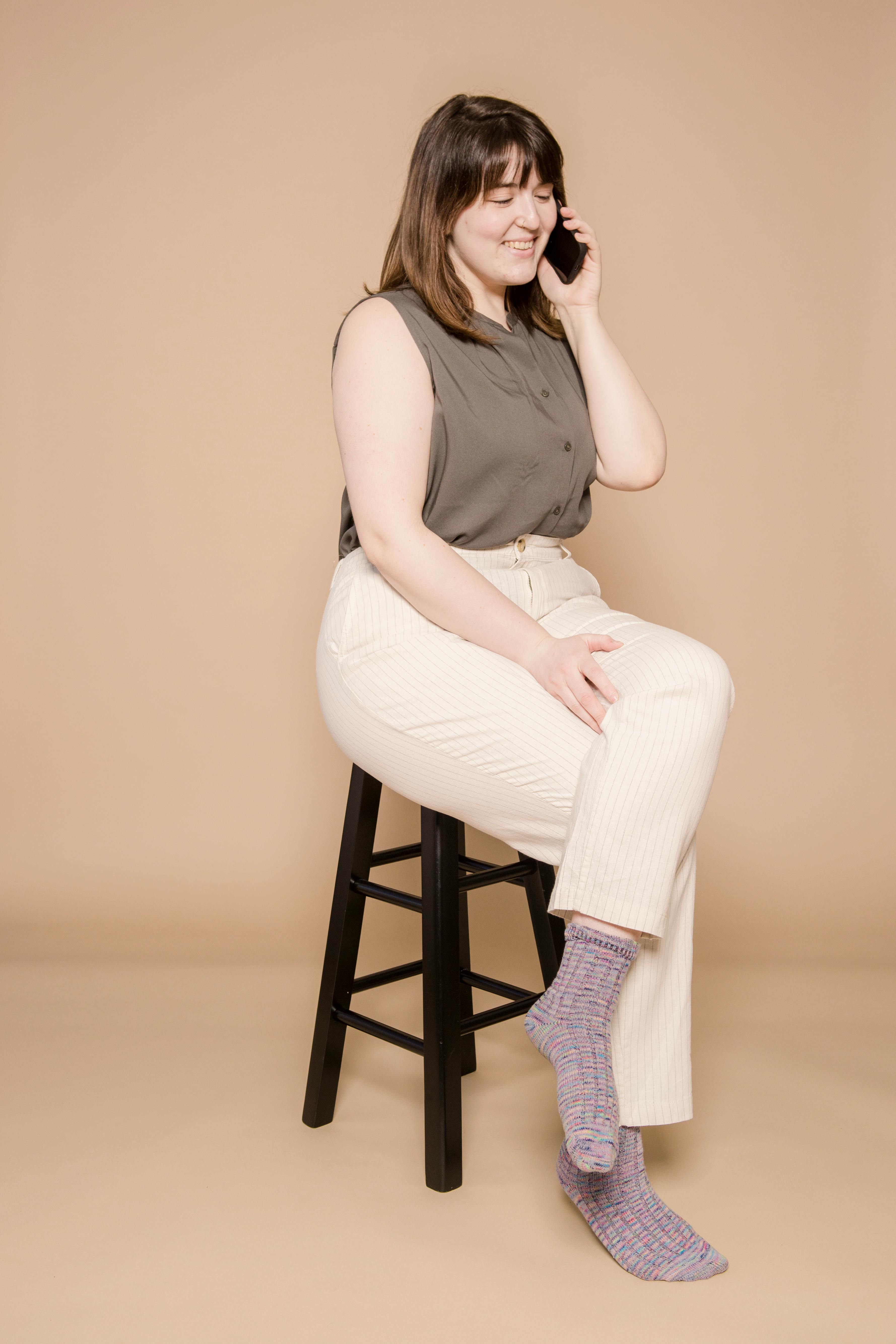 A woman looking at the floor and talking on the phone | Source: Pexels