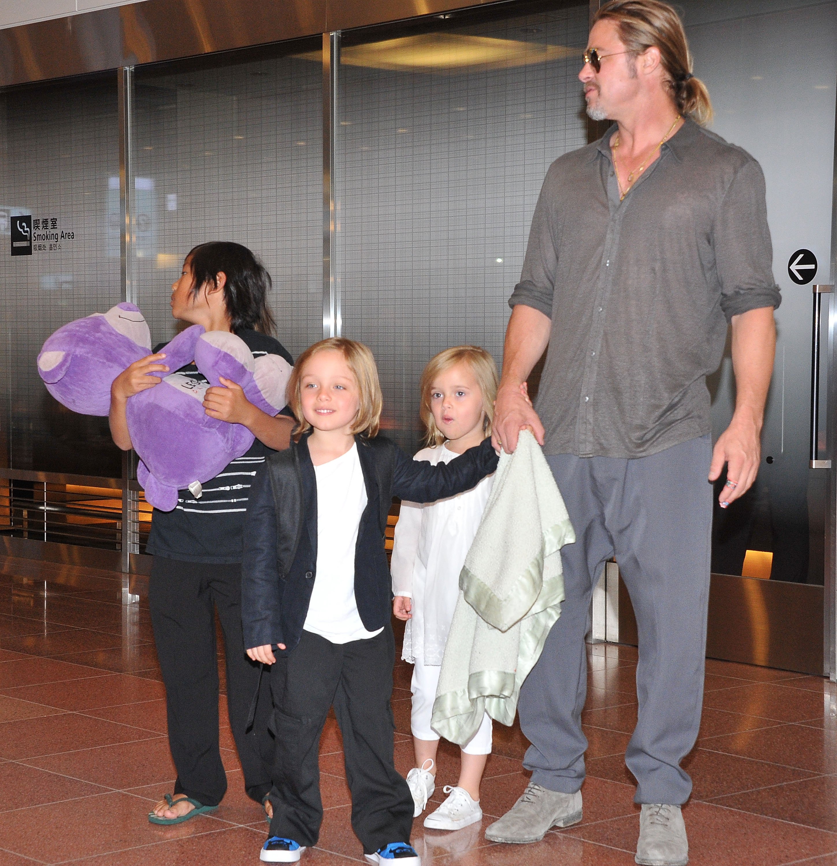 Brad Pitt, Pax, Knox y Vivienne en el Aeropuerto Internacional de Tokio, el 28 de julio de 2013, en Japón. | Foto: Getty Images