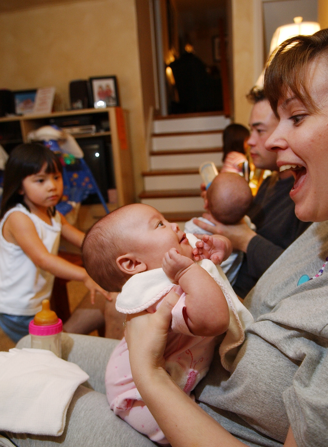 Kate Gosselin reacts to smiling daughter Hannah while Jonathan Gosselin feeds son Collin as their daughter Madelyn looks on, at their home in Wyomissing on September 28, 2004 | Source: Getty Images