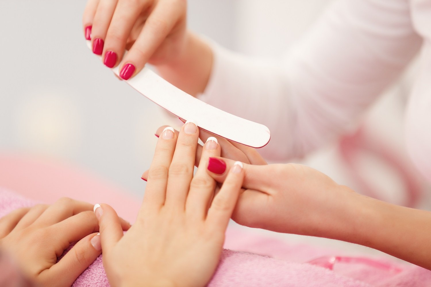 Persona limando las uñas de otra persona. | Foto: Shutterstock Persona limando las uñas de otra persona. | Foto: Shutterstock