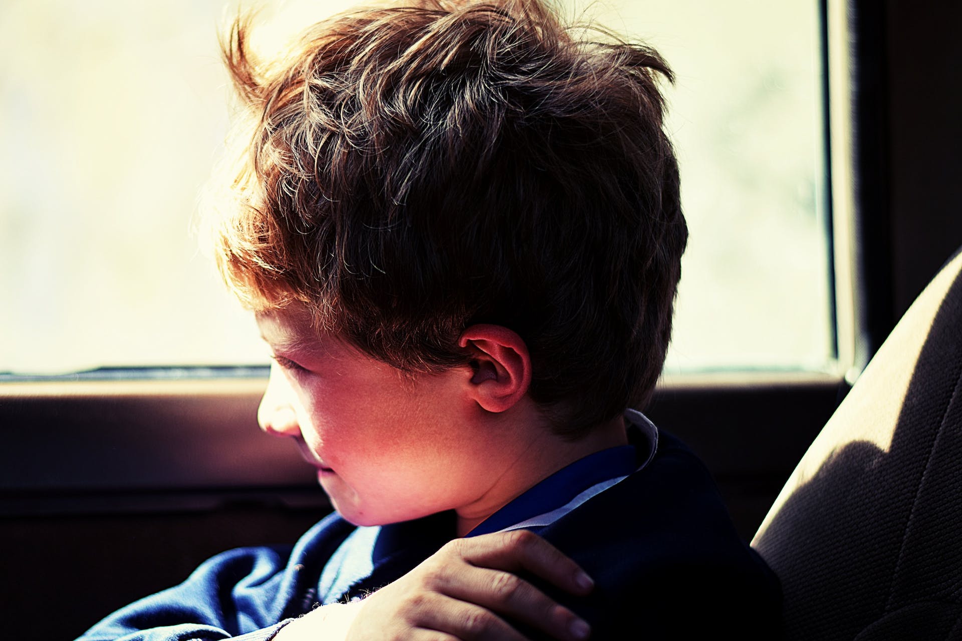 A young boy sitting in a vehicle | Source: Pexels