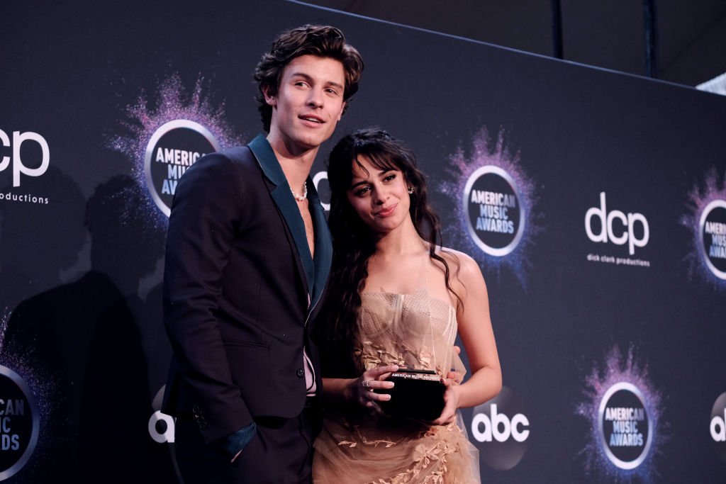 Shawn Mendes und Camila Cabello posieren im Presseraum bei den American Music Awards 2019 im Microsoft Theater am 24. November 2019 in Los Angeles, Kalifornien. (Foto von Sarah Morris / FilmMagic) I Quelle: Getty Images