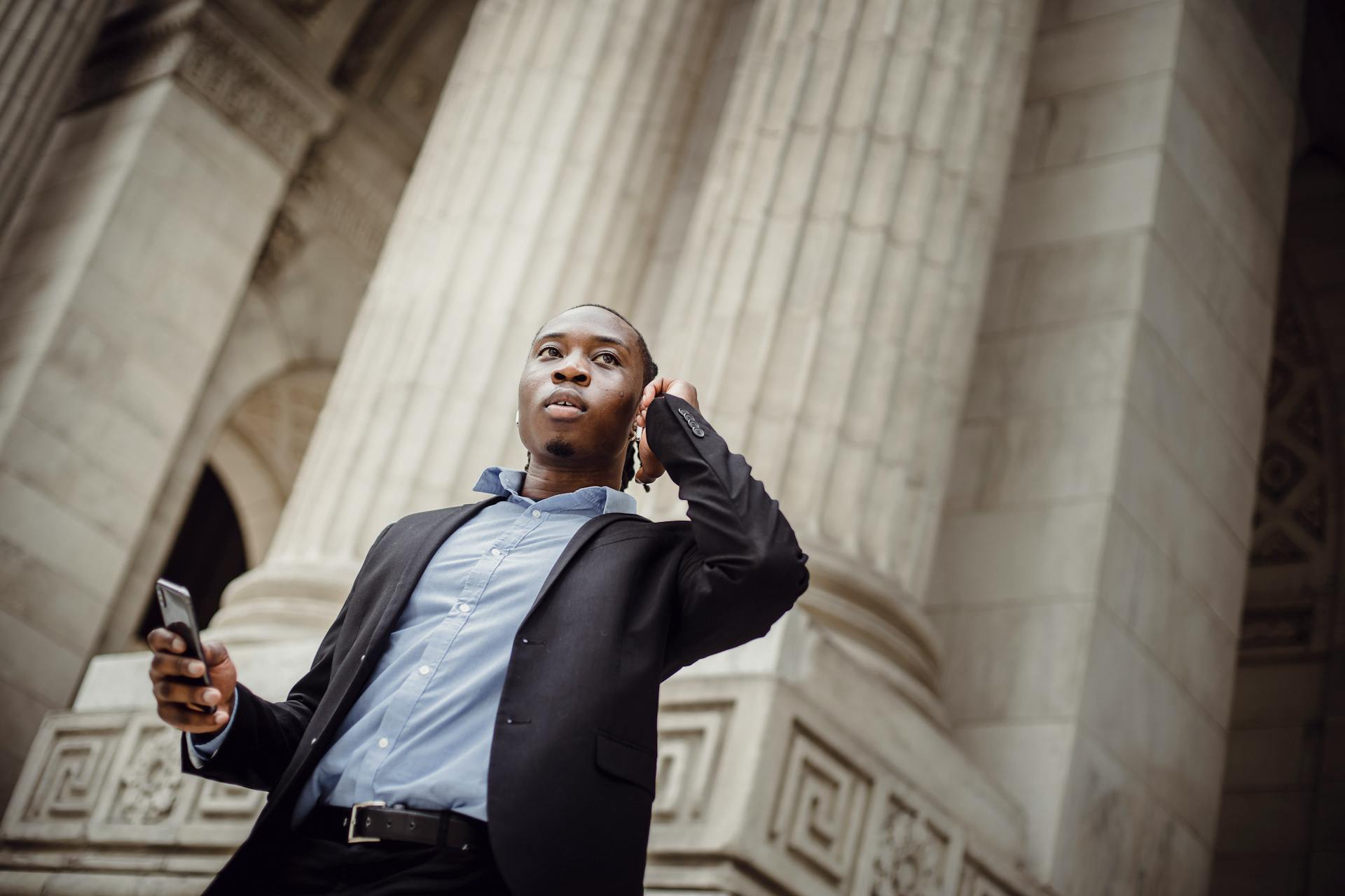 A man making a phone call | Source: Pexels