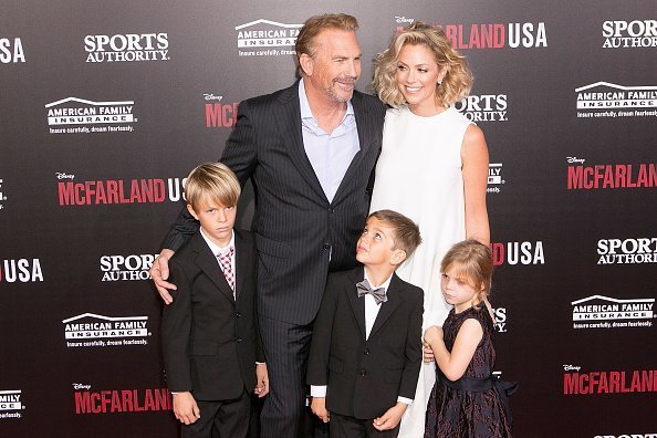 Kevin Costner, Christine Baumgartner and their children at the El Capitan Theatre on February 9, 2015 in Hollywood, California | Source: Getty Images