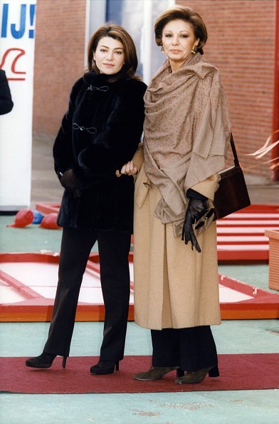 L'ex-impératrice d'Iran Farah Diba et sa fille la princesse Leila Pahlavi le 31 janvier 1998 à Amsterdam, Pays-Bas. | Photo : Getty Images L'ex-impératrice d'Iran Farah Diba et sa fille la princesse Leila Pahlavi le 31 janvier 1998 à Amsterdam, Pays-Bas. | Photo : Getty Images