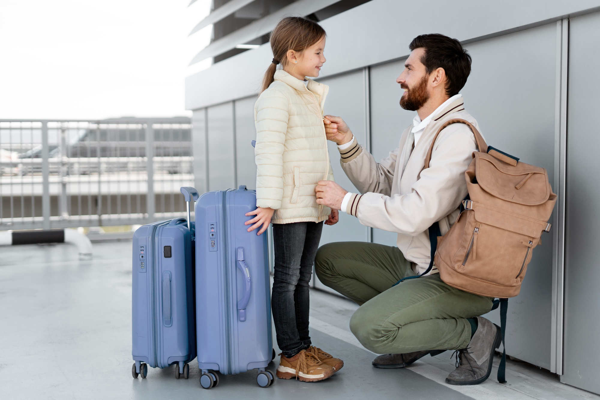 A father and his daughter ready for their trip with luggage on hand | Source: Freepik