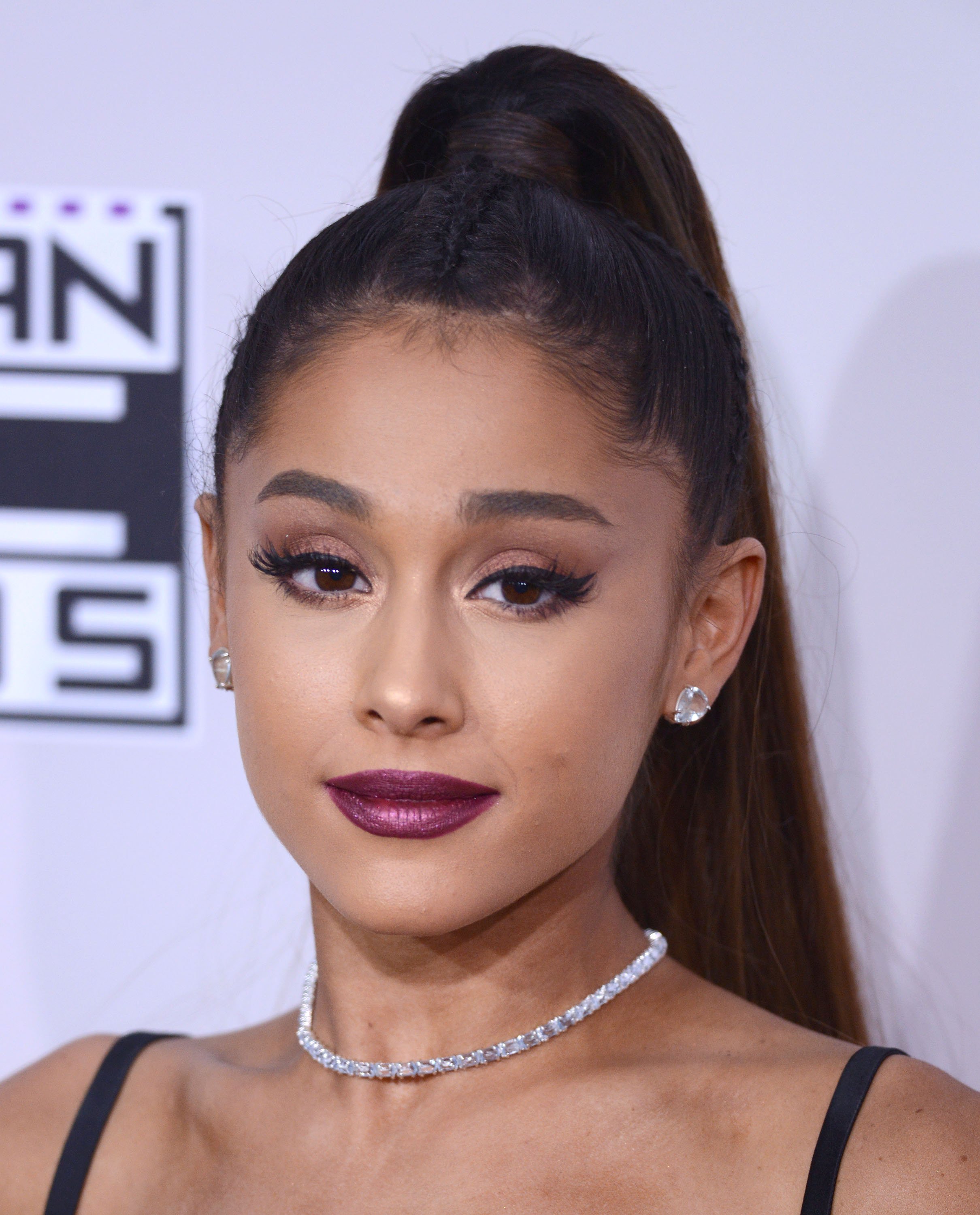 Then-23-year-old Ariana Grande arrived in Los Angeles, California, at the American Music Awards in Microsoft Theater on November 20, 2016. | Source: Getty Images