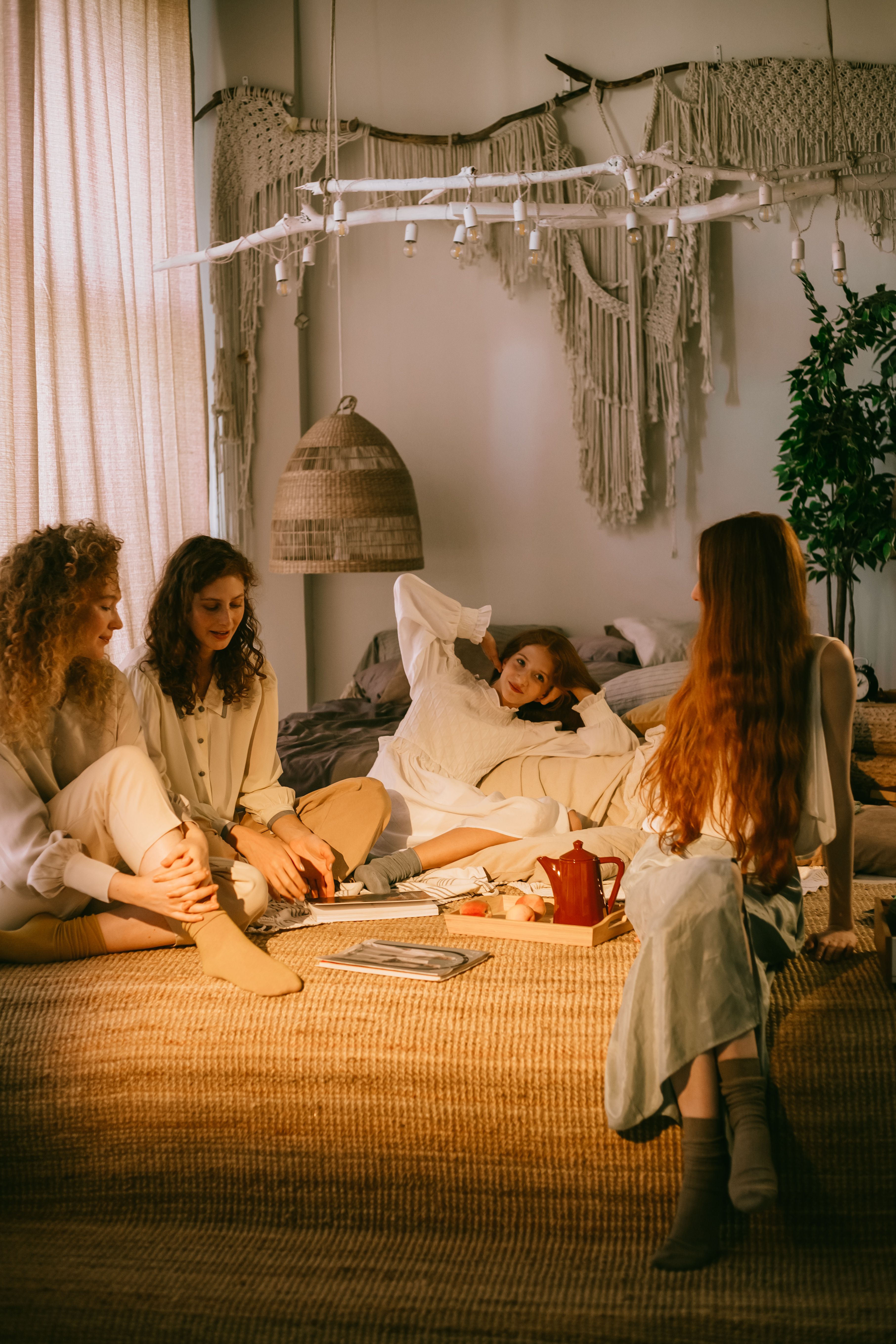 A group of women talking | Source: Pexels