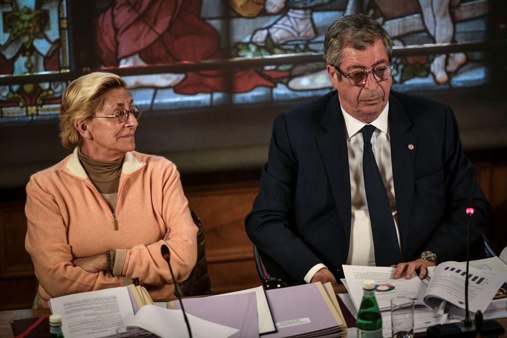 Patrick Balkany et sa femme Isabelle Balkany assistent à un conseil municipal à Levallois-Perret le 15 avril 2019. | Photo : Getty Images