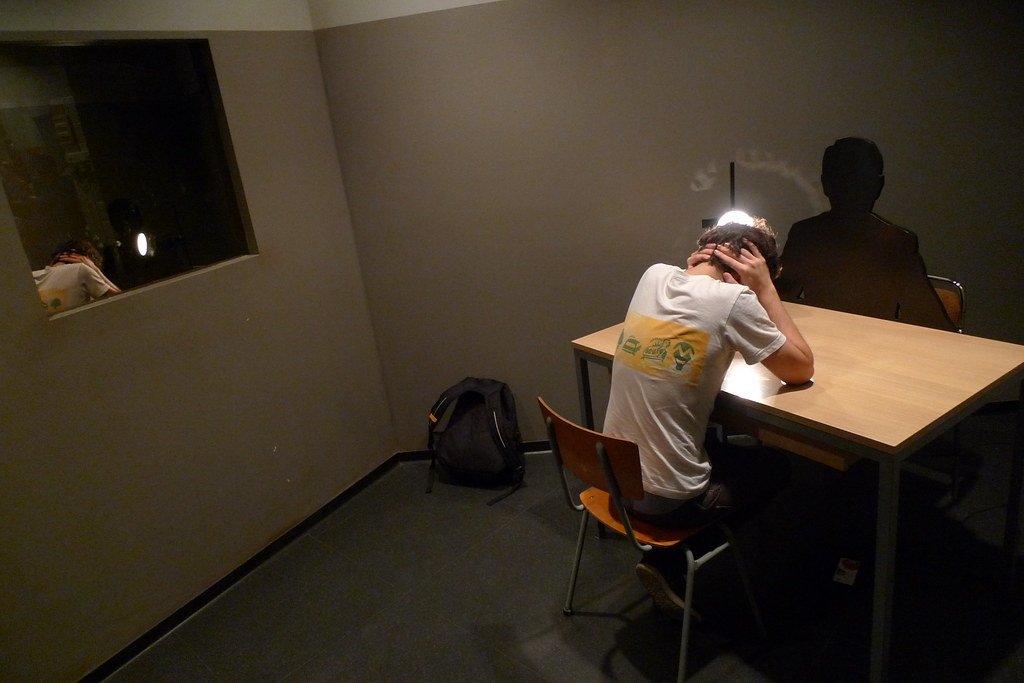 Hombre detenido para interrogatorio. | Imagen: Flickr Hombre detenido para interrogatorio. | Imagen: Flickr