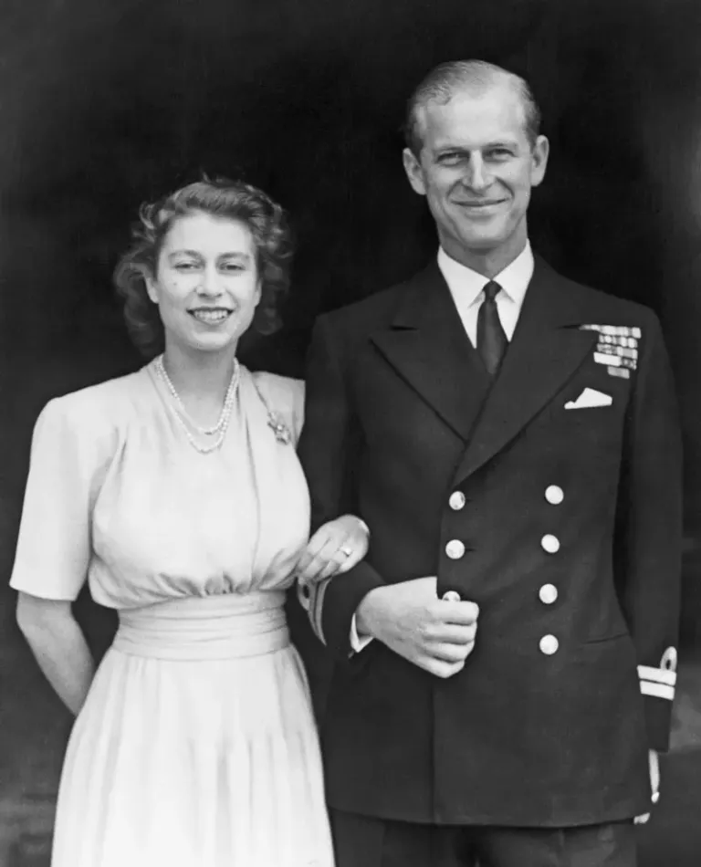 Königin Elizabeth und Philip Mountbatten, Herzog von Edinburgh, anlässlich ihrer Verlobung im Buckingham Palace in London im Jahr 1947 | Quelle: Fox Photos/Getty Images