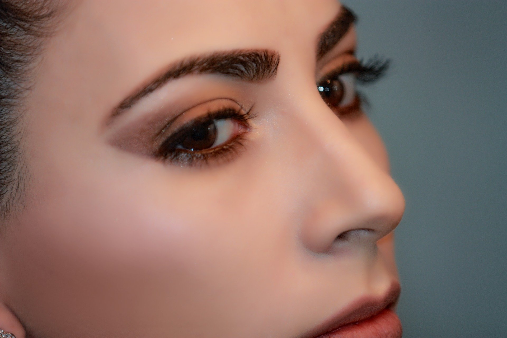 Mujer con cejas y rostro maquillados. | Foto: Pixabay Mujer con cejas y rostro maquillados. | Foto: Pixabay