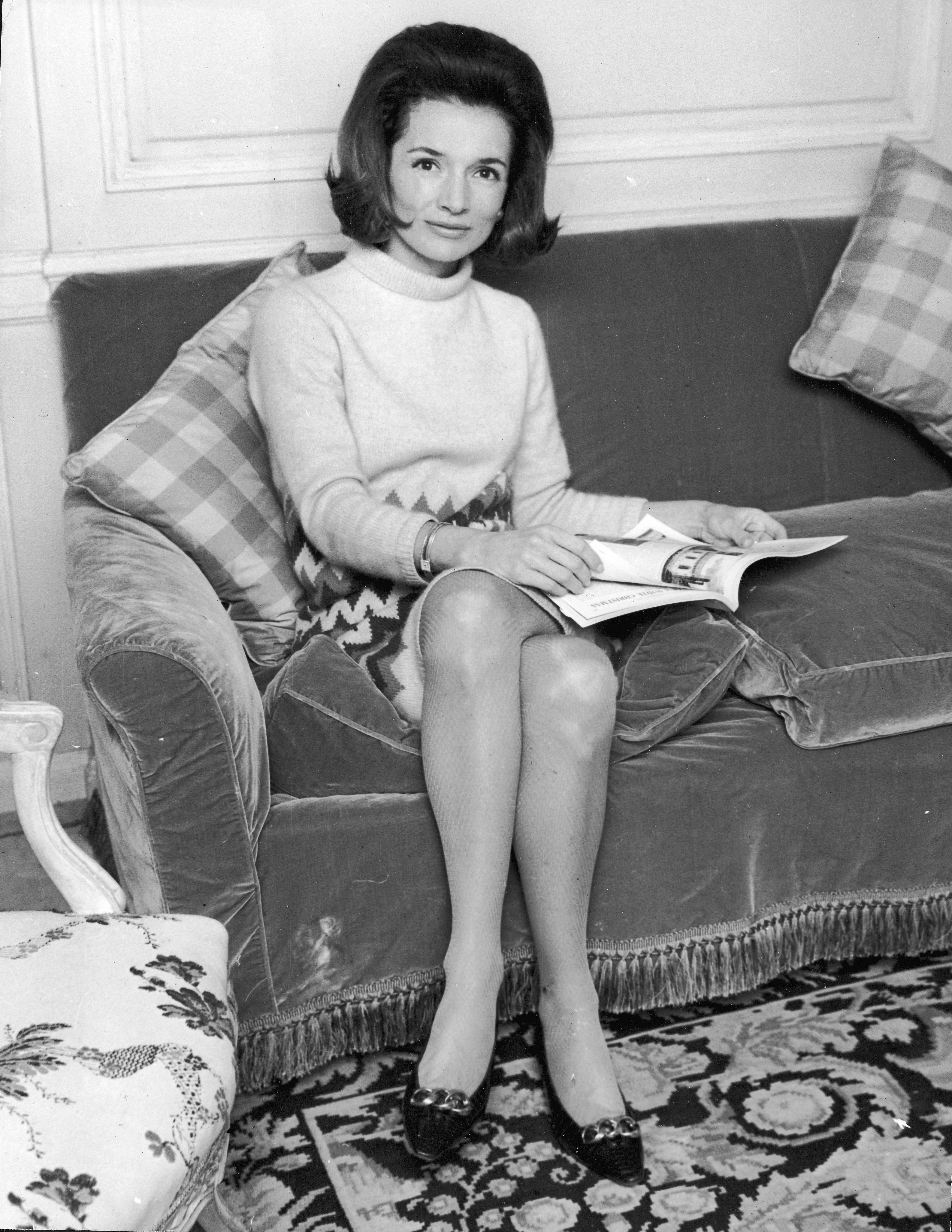 Lee Radziwill sitting on a couch in the 60s | Photo: Getty Images