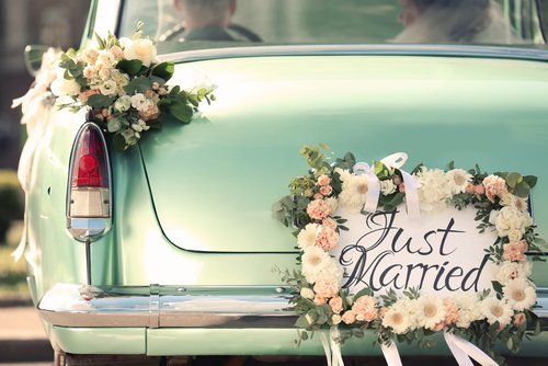 A decorated wedding car. | Source: Shutterstock.