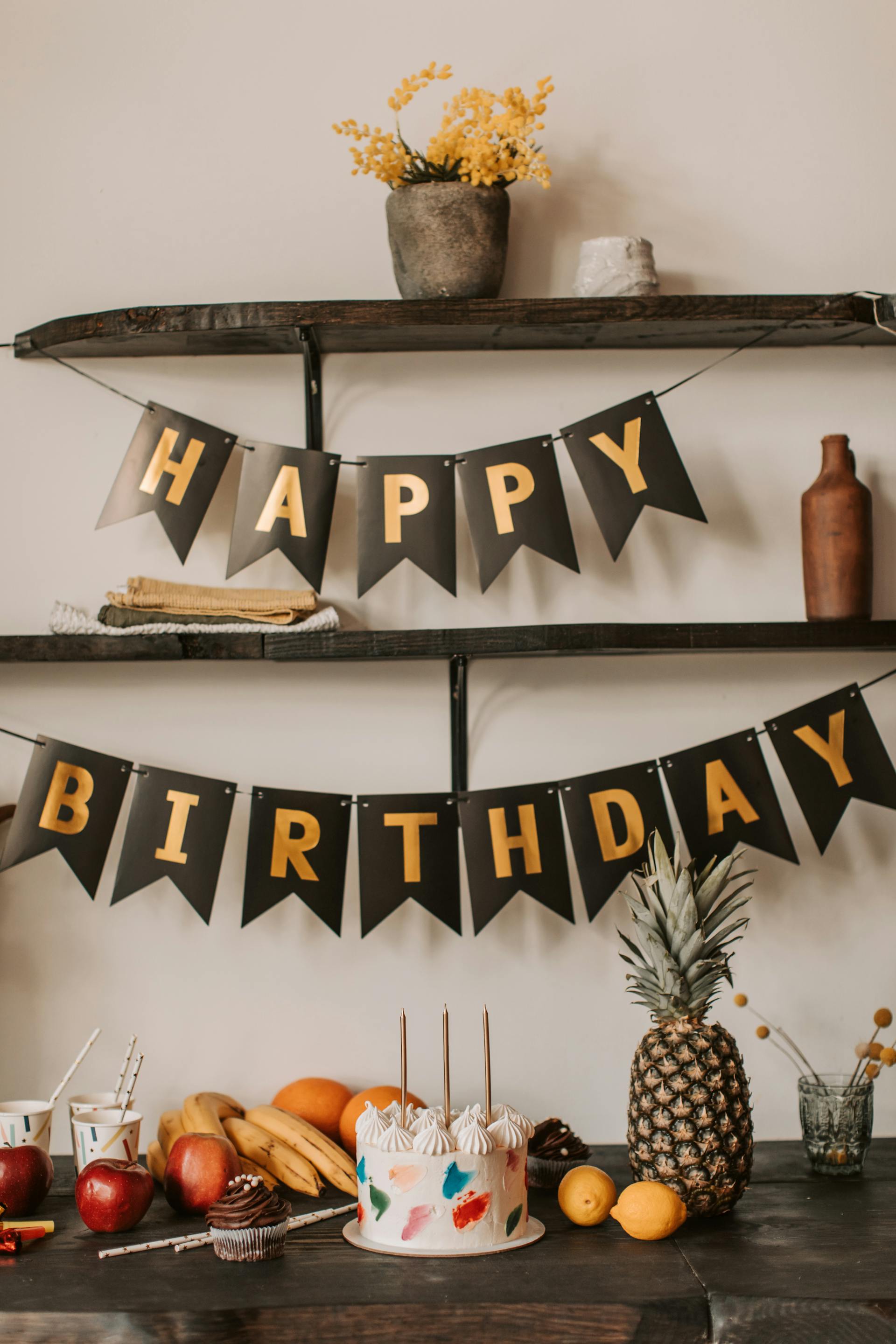 Birthday decorations and cake | Source: Pexels