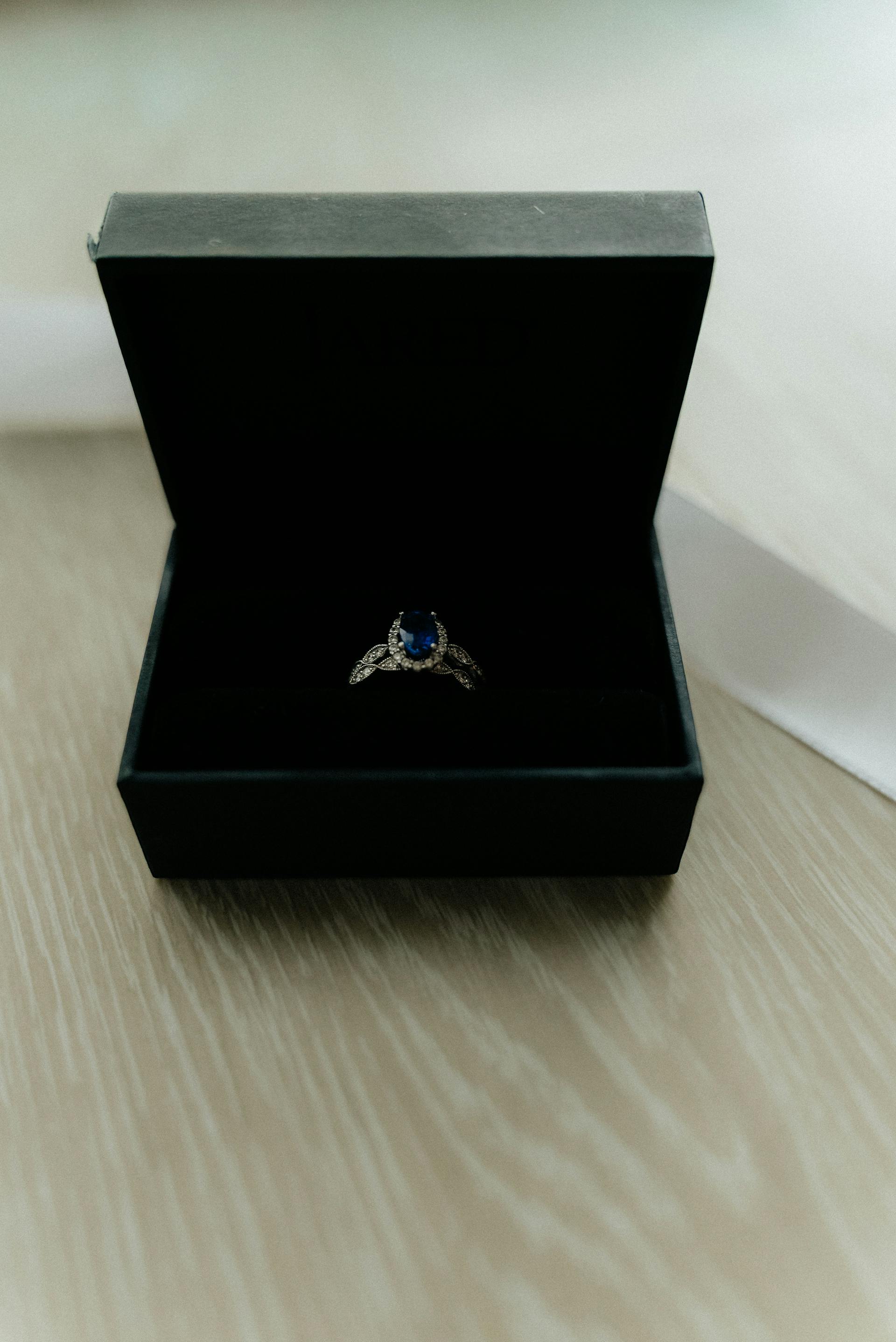 A ring box on a table | Source: Pexels