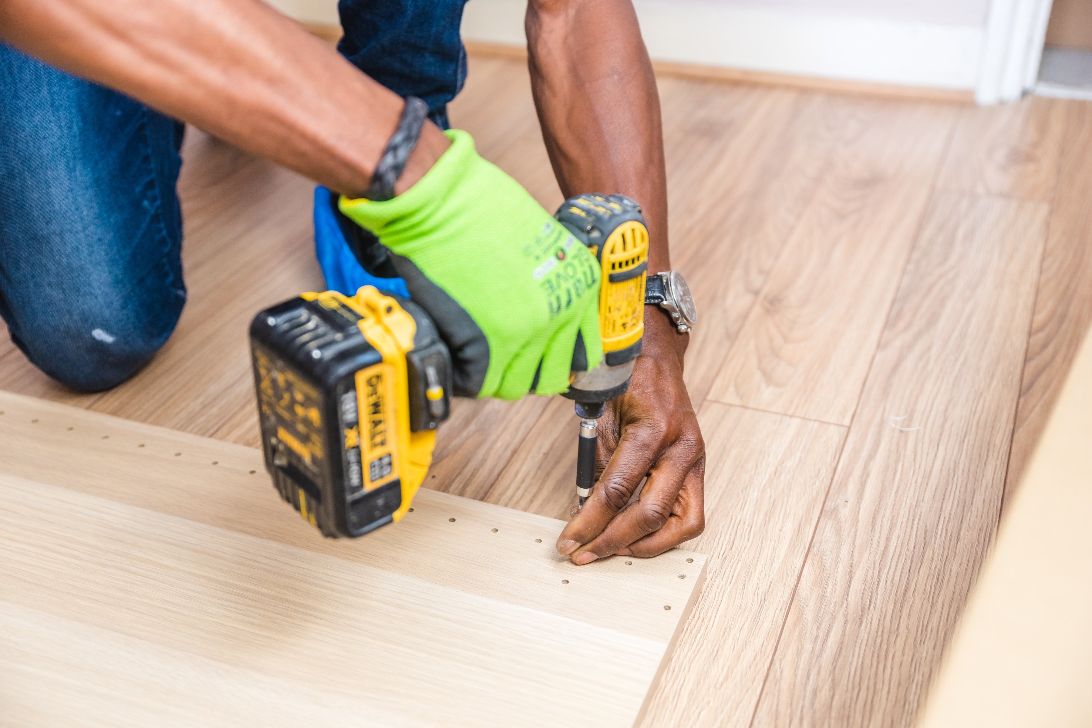 A handyman drilling into wood. | Photo: Pexels