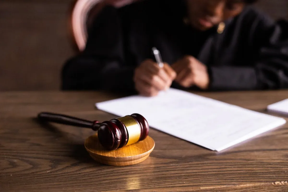 Un juge écrivant sur du papier. | Photo : Pexels