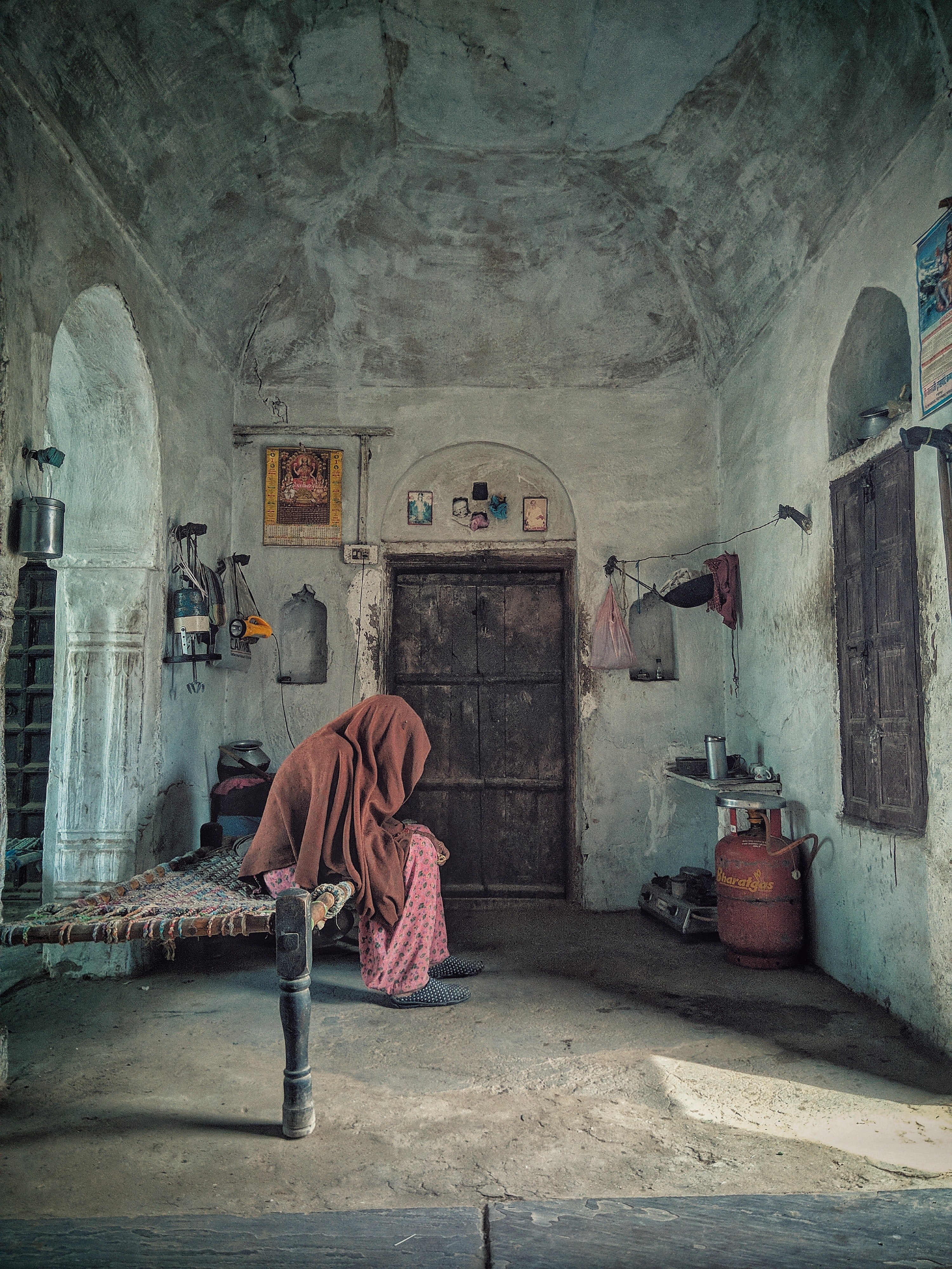 Mujer usando un hijab en una habitación. I Foto: Pexels