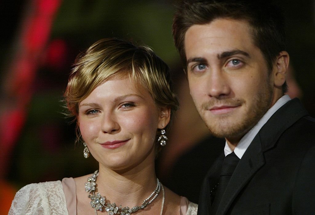 Jake Gyllenhaal besucht 2004 mit seiner Ex-Freundin und SchauspielerinKirsten Dunst die Vanity Fair Oscar Party im Mortons Restaurant | Quelle: Getty Images