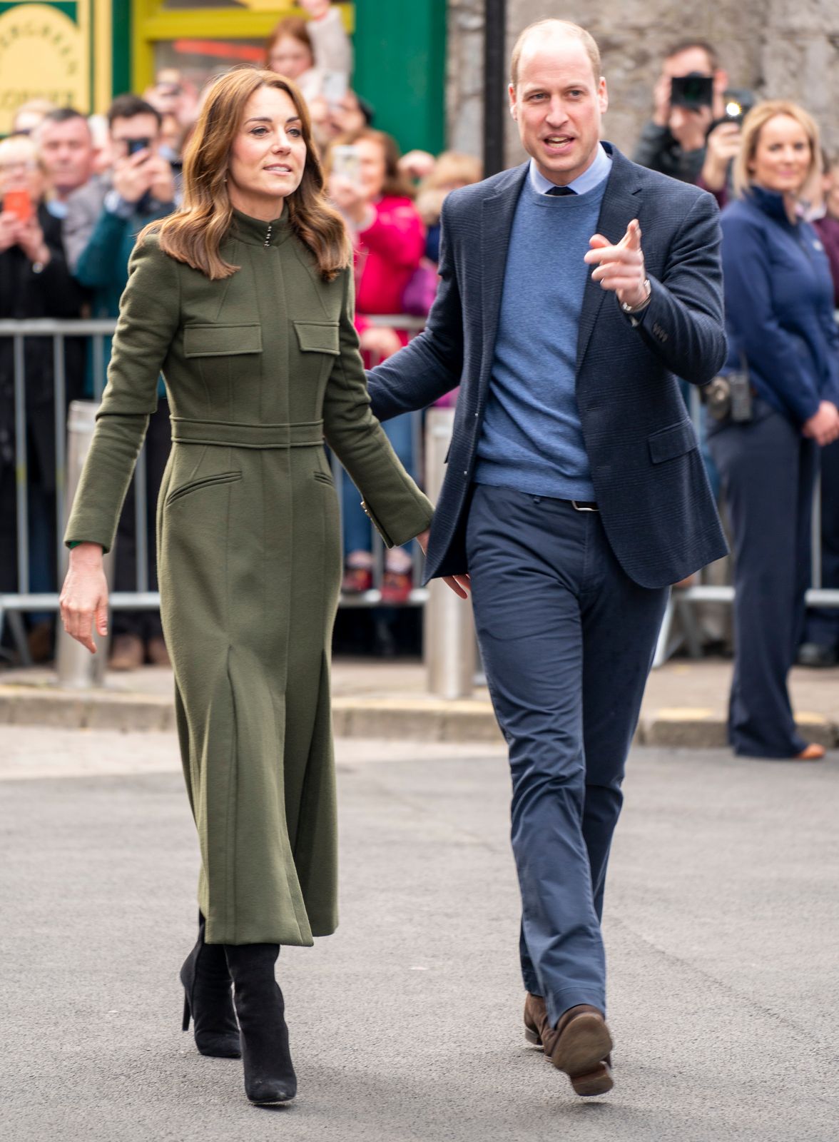 Prince William, Duke of Cambridge and Catherine, Duchess of Cambridge meet members of the public gathered on King Street during day three of their visit to Ireland on March 5, 2020 in Galway, Ireland.| Photo: Getty Images