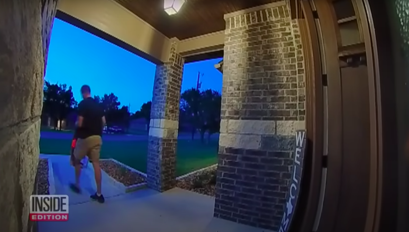 A screenshot of the DoorDash delivery man walking away after being rude posted on July 5, 2023 | Source: YouTube.com/Inside Edition