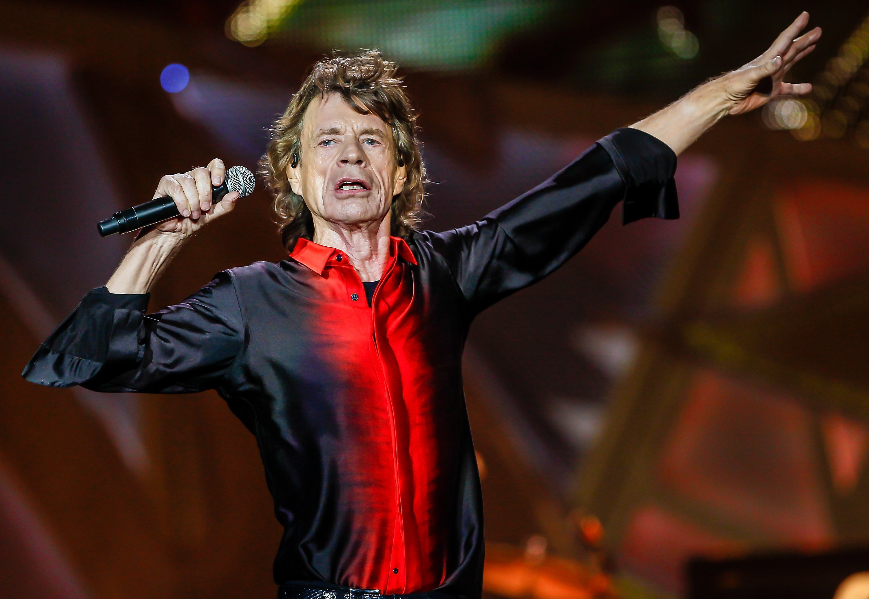 Mick Jagger of the Rolling Stones during the Indianapolis Motor Speedway on July 4, 2015, in Indianapolis, Indiana. | Source: Getty Images.