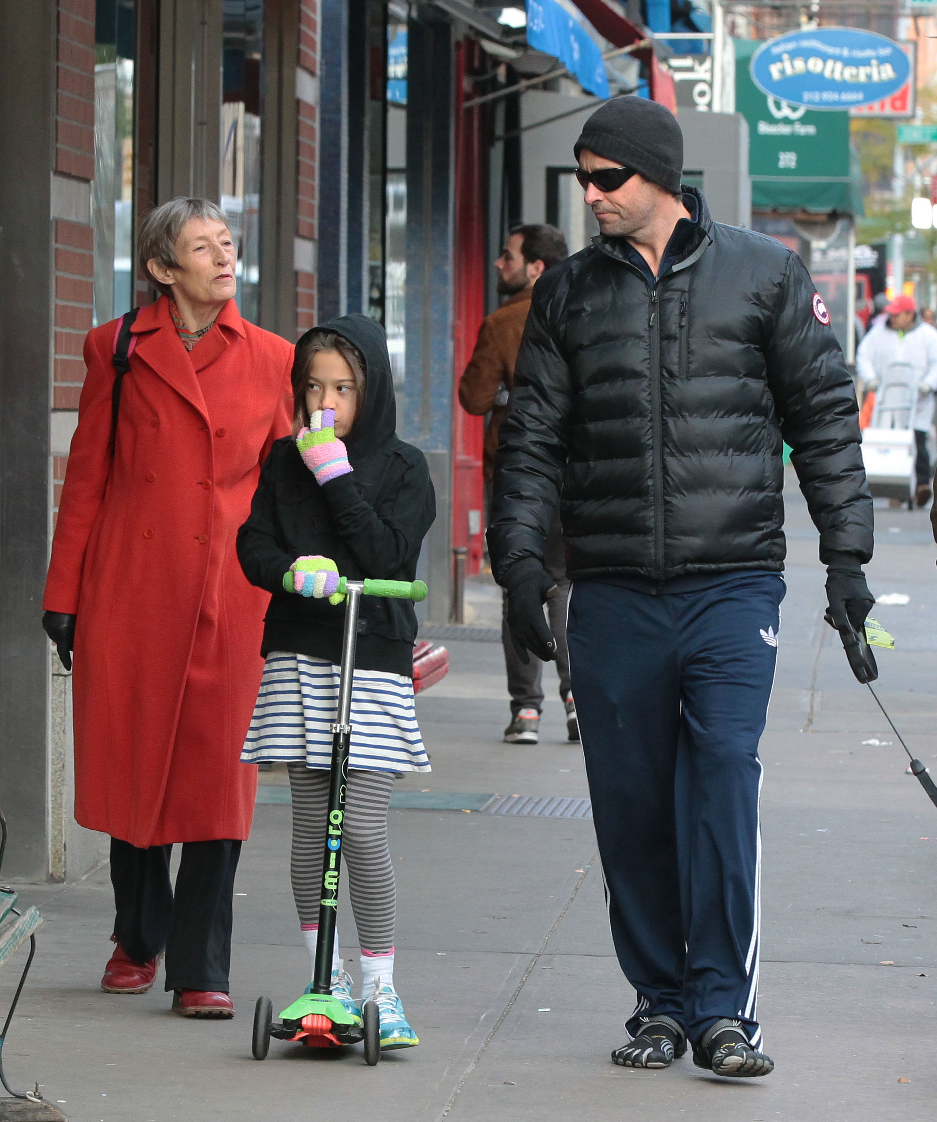 Hugh Jackman con su hija Ava Jackman y su madre, Grace McNeil, el 15 de noviembre de 2013 en Nueva York. | Foto: Getty Images