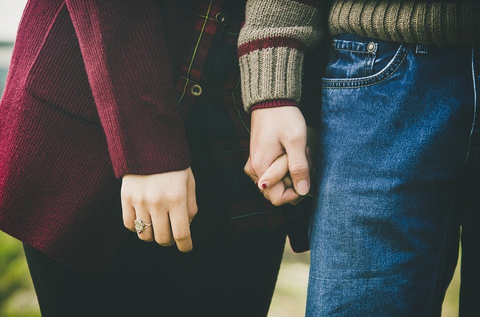 A couple holding hands. Photo: pixabay.com