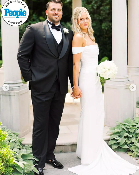 Jon Runyan Jr. and Victoria Schultz posing for a picture on their wedding day, posted on August 7, 2024 | Source: Instagram/victoriajrunyan and jon_run1