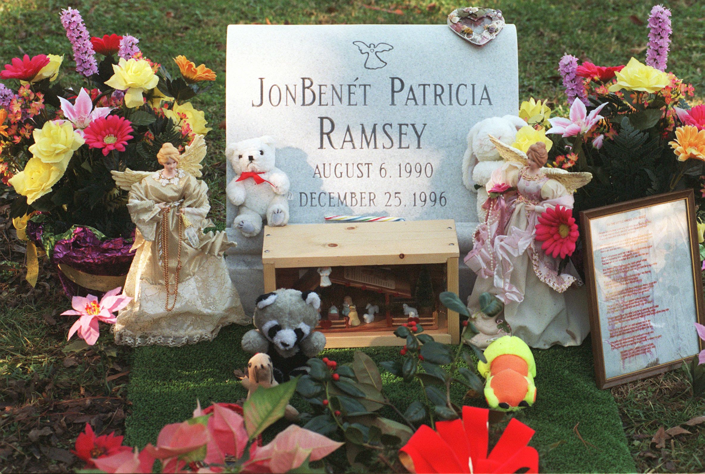 The grave of JonBenet Ramsey during her 1st death anniverary on December 25, 1997 | Photo: Getty Images