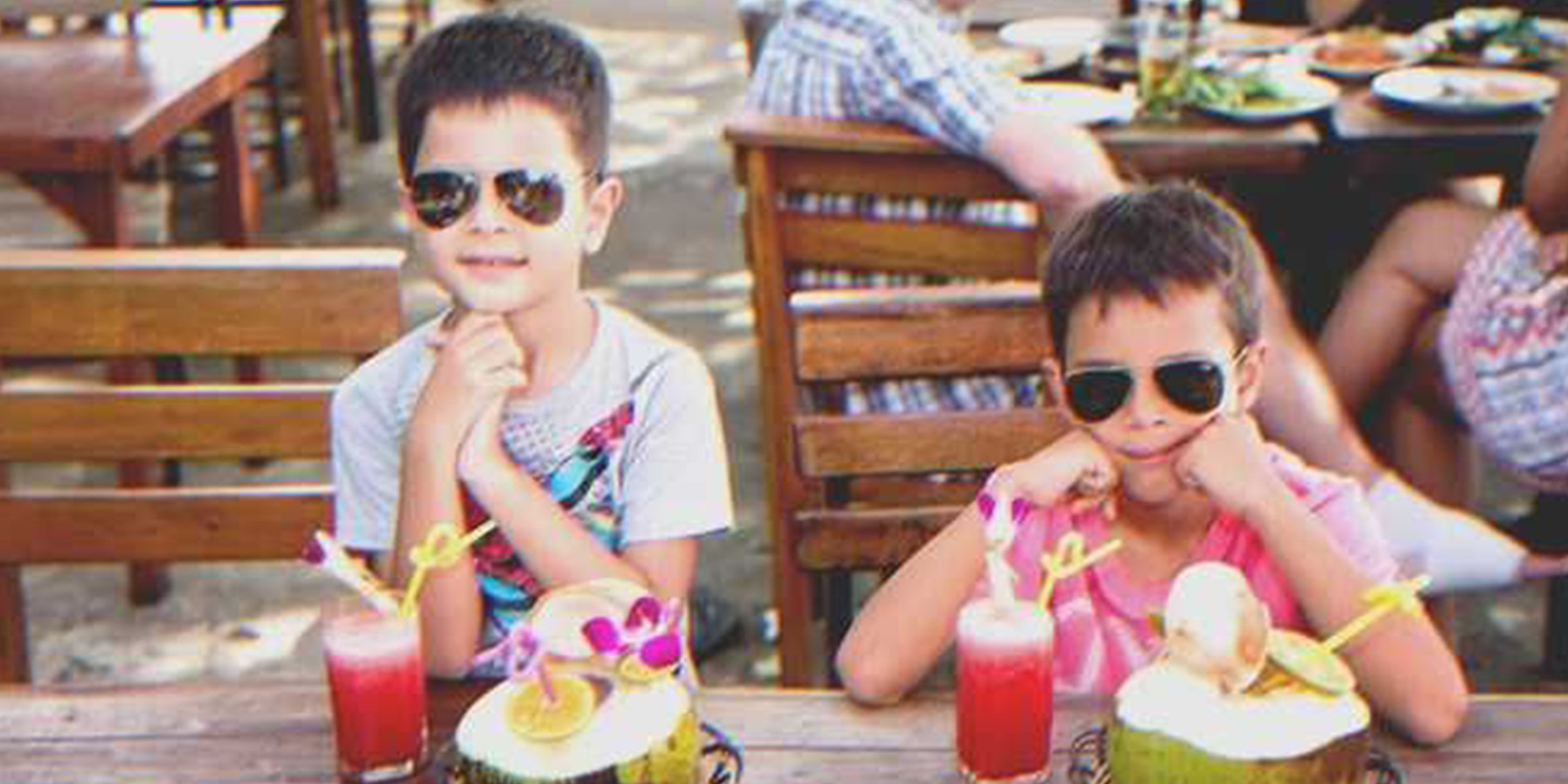 Deux enfants au restaurant | Shutterstock   