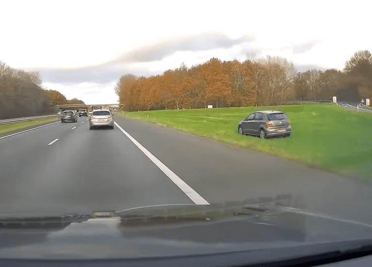 Dashcam records driver driving on the grass on the side of a highway. │Source: youtube.com/RTV Nunspeet