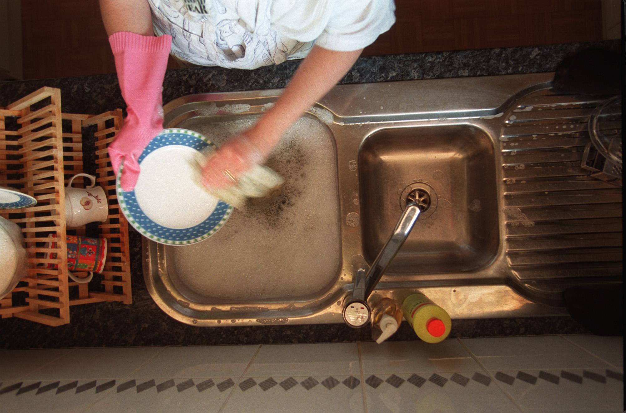 Une femme faisant la vaisselle | source : Getty Images