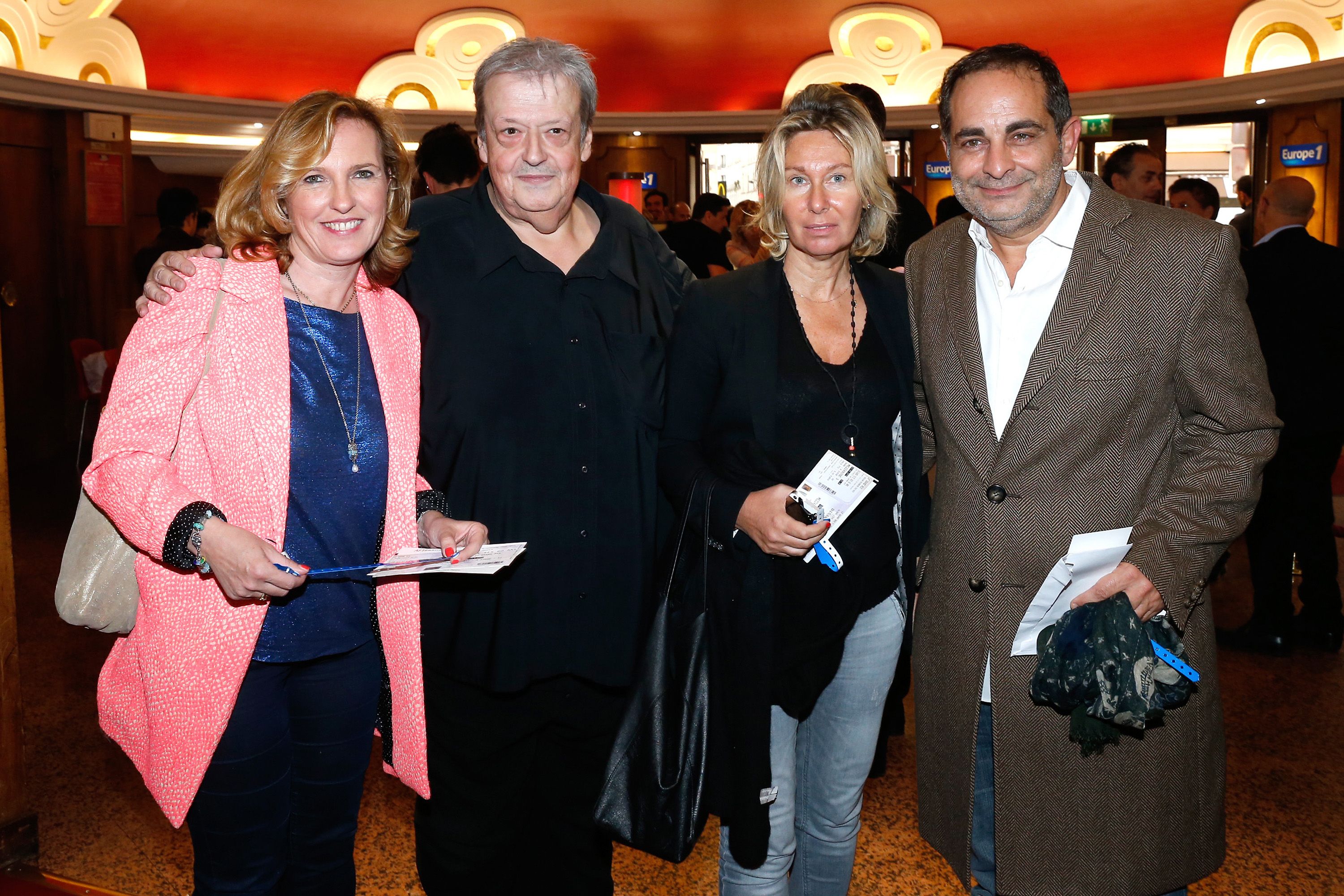 Guy Carlier et son épouse Joséphine Dard, avec Laurent Fontaine et son invité, au Grand Rex le 23 mai 2014 à Paris, France. | Photo : Getty Images