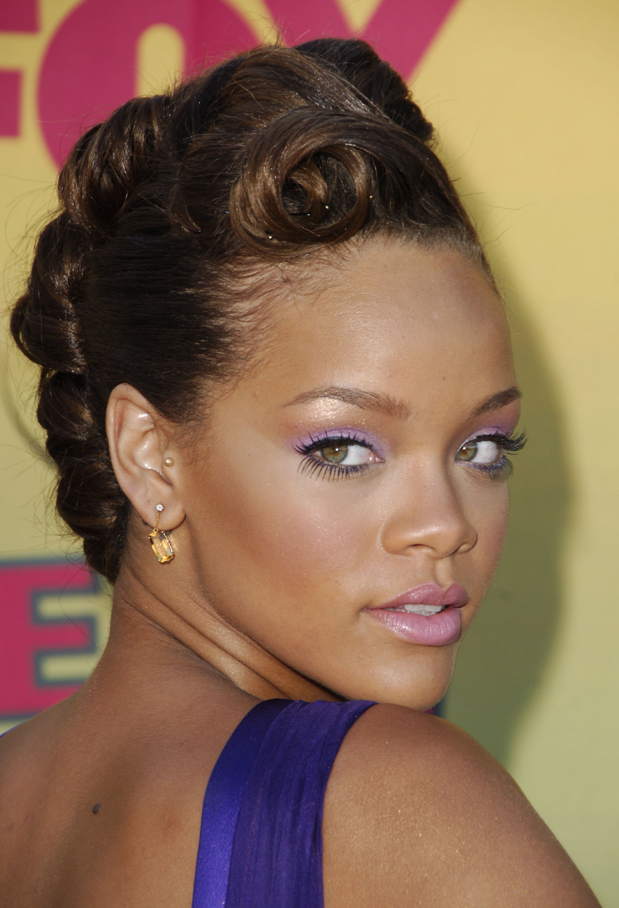 Rihanna poses at the 2006 Teens' Choice Awards at the Gibson Amphitheatre in Universal City, California | Source: Getty Images