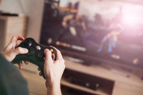 Chico jugando videojuegos │Imagen tomada de: Shutterstock Chico jugando videojuegos │Imagen tomada de: Shutterstock