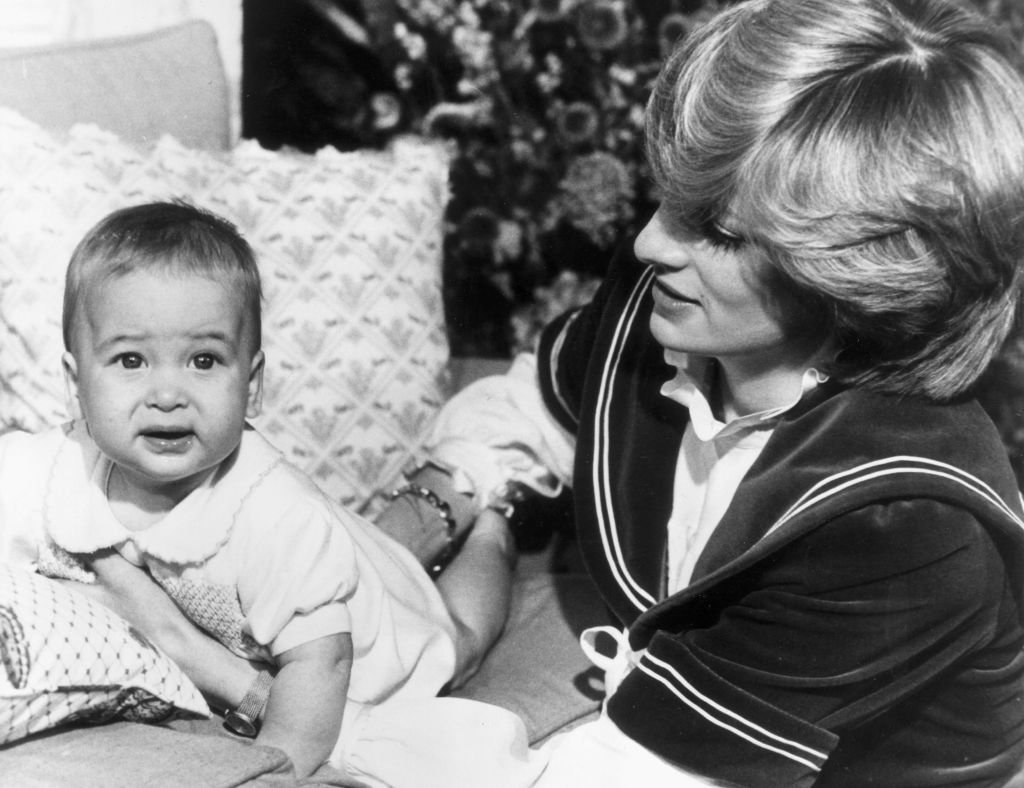 Diana con su primer hijo, el príncipe William. | Foto: Getty Images.