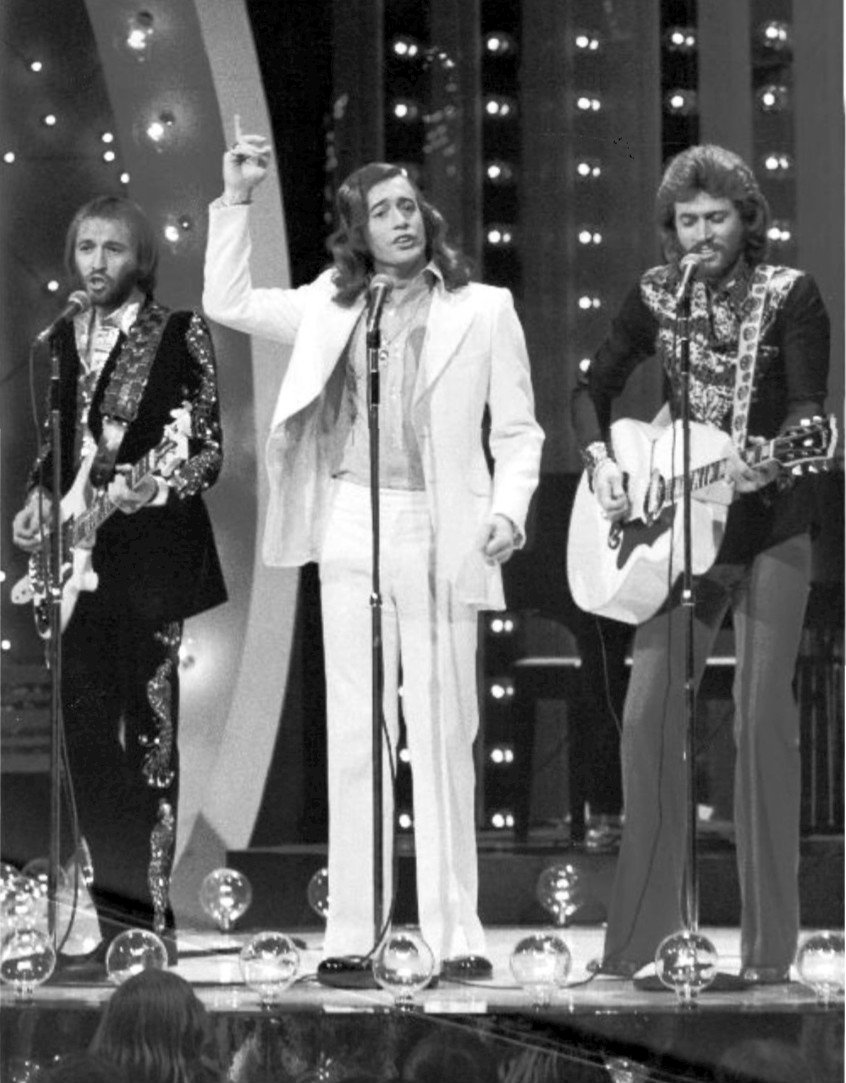 Bee Gees performing at The Midnight Special in 1973 | Photo: Wikipedia